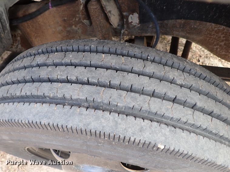 image for item IS9333 2001 Chevrolet Silverado 3500HD  tow truck