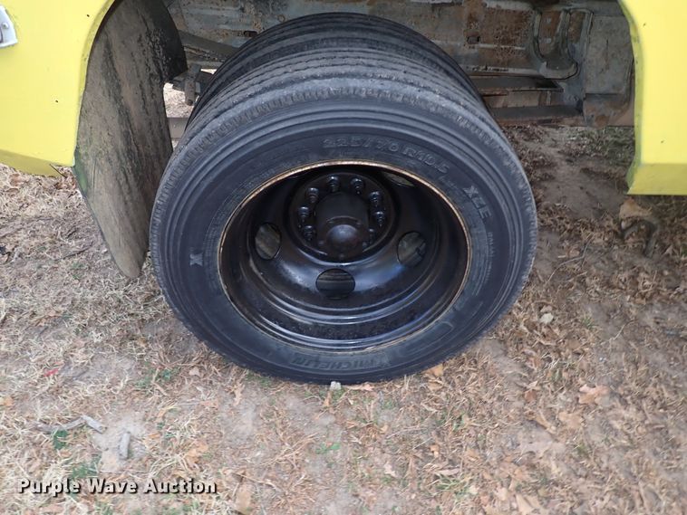 image for item IS9333 2001 Chevrolet Silverado 3500HD  tow truck