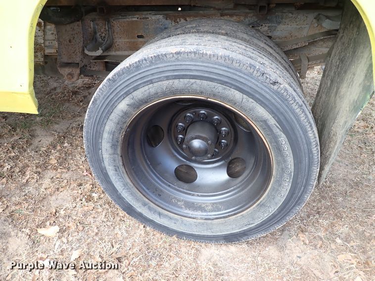 image for item IS9333 2001 Chevrolet Silverado 3500HD  tow truck