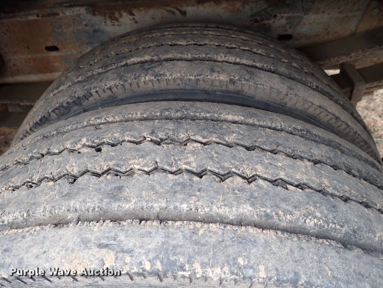 image for item IS9333 2001 Chevrolet Silverado 3500HD  tow truck