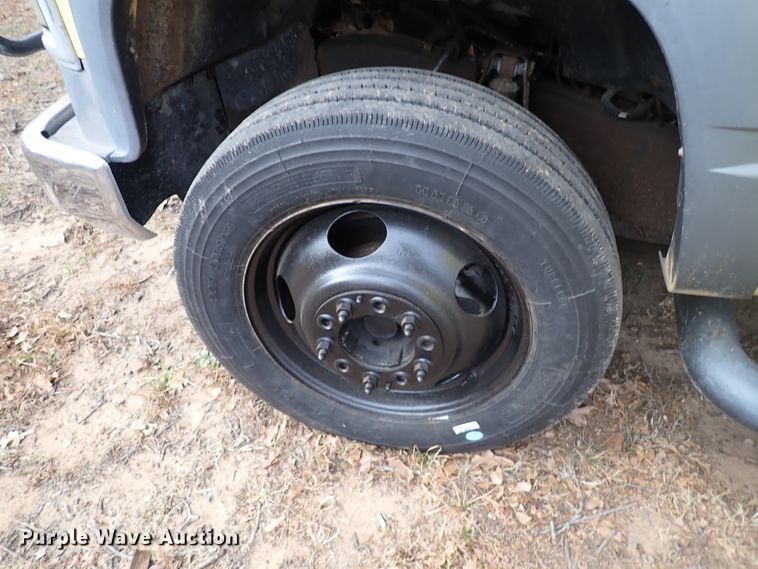 image for item IS9333 2001 Chevrolet Silverado 3500HD  tow truck