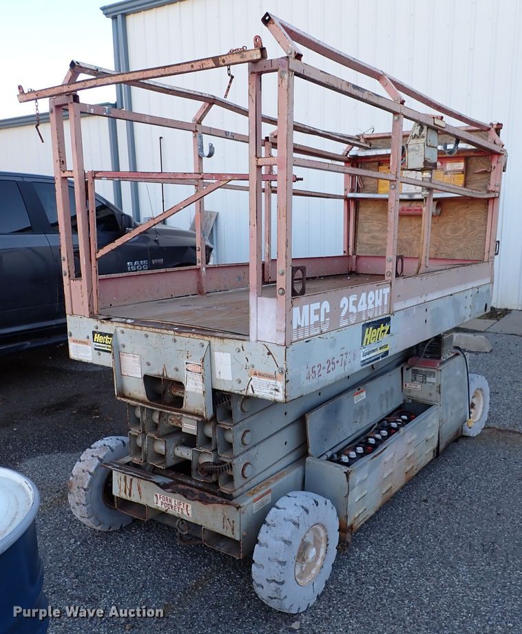 image for item IS9334 1997 Mec 254HT  scissor lift