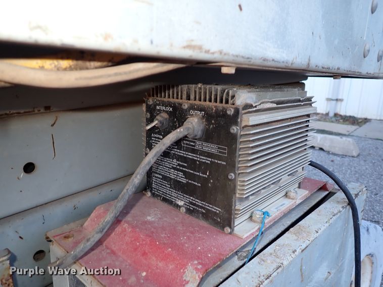 image for item IS9334 1997 Mec 254HT  scissor lift