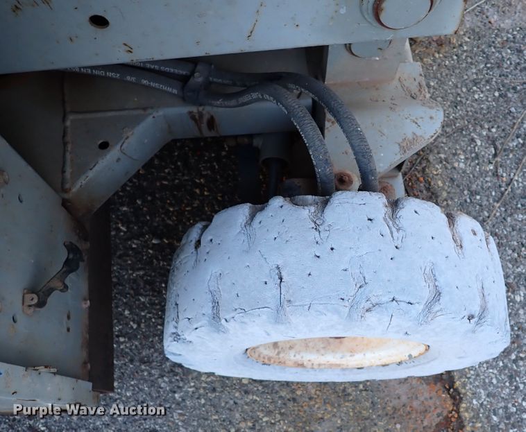 image for item IS9334 1997 Mec 254HT  scissor lift