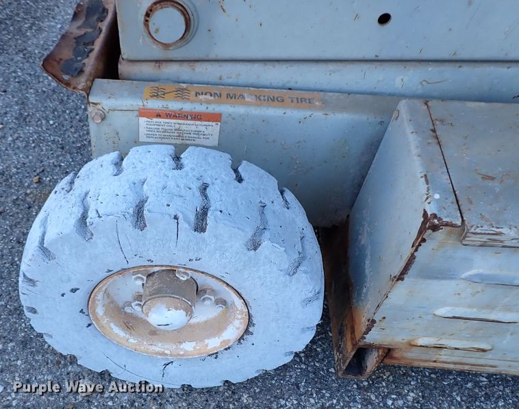 image for item IS9334 1997 Mec 254HT  scissor lift