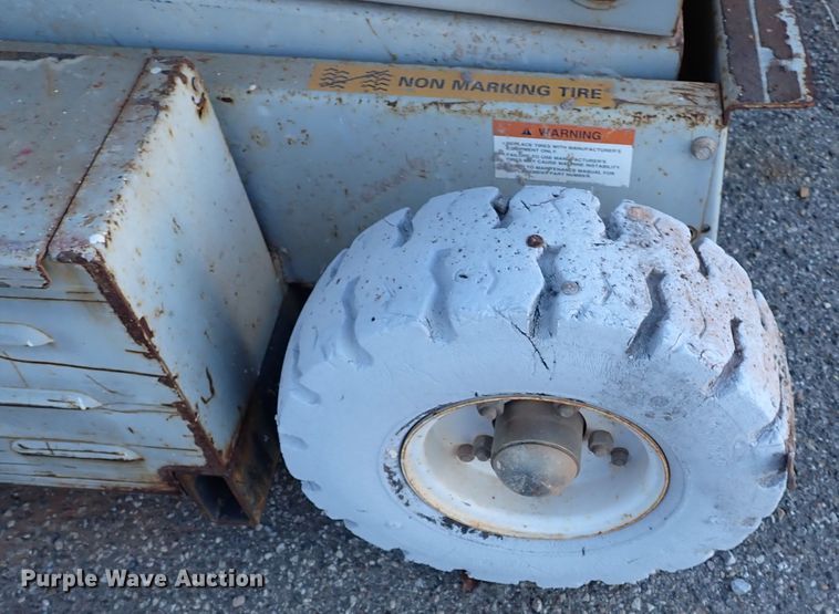 image for item IS9334 1997 Mec 254HT  scissor lift