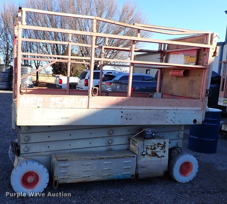 image for item IS9335 1997 Mec 2548HT  scissor lift