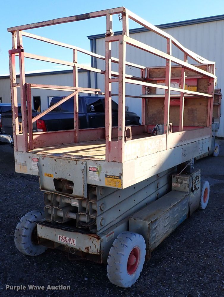 image for item IS9335 1997 Mec 2548HT  scissor lift