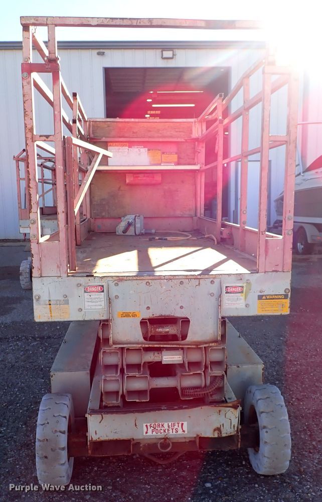 image for item IS9335 1997 Mec 2548HT  scissor lift