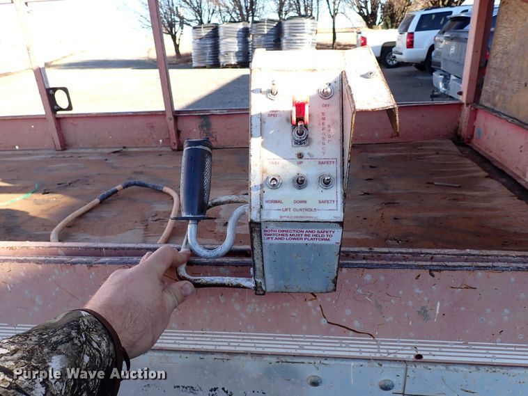 image for item IS9335 1997 Mec 2548HT  scissor lift