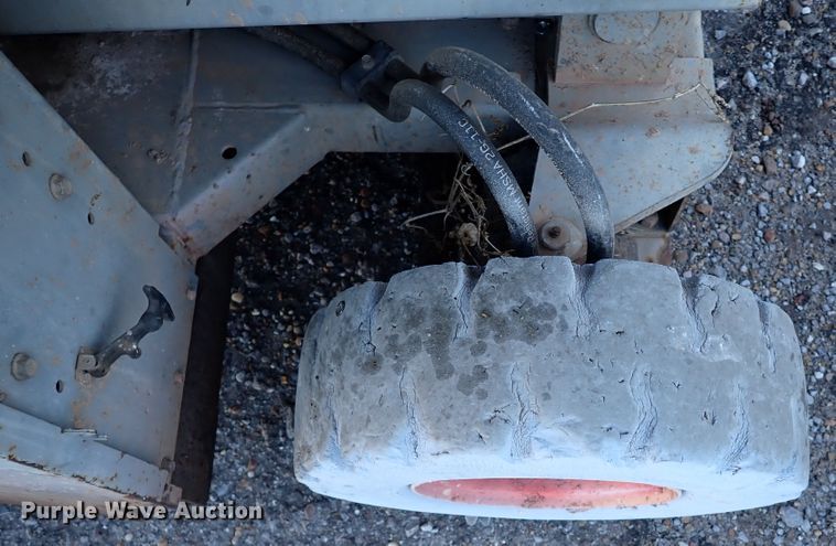 image for item IS9335 1997 Mec 2548HT  scissor lift