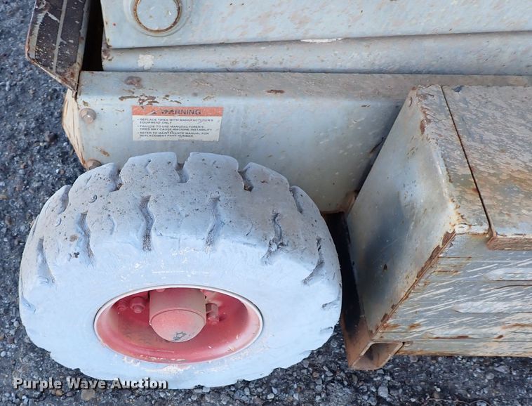 image for item IS9335 1997 Mec 2548HT  scissor lift