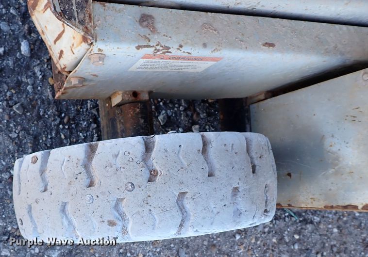 image for item IS9335 1997 Mec 2548HT  scissor lift