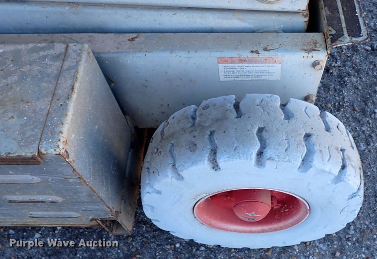 image for item IS9335 1997 Mec 2548HT  scissor lift