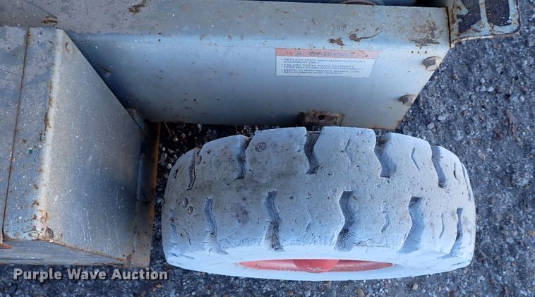 image for item IS9335 1997 Mec 2548HT  scissor lift