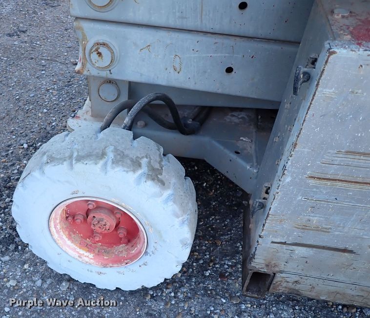 image for item IS9335 1997 Mec 2548HT  scissor lift