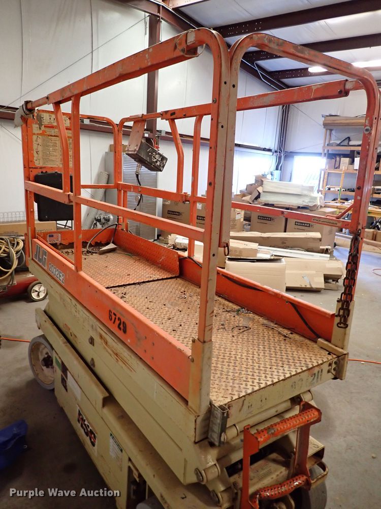 image for item IS9338 JLG 2032E2  scissor lift