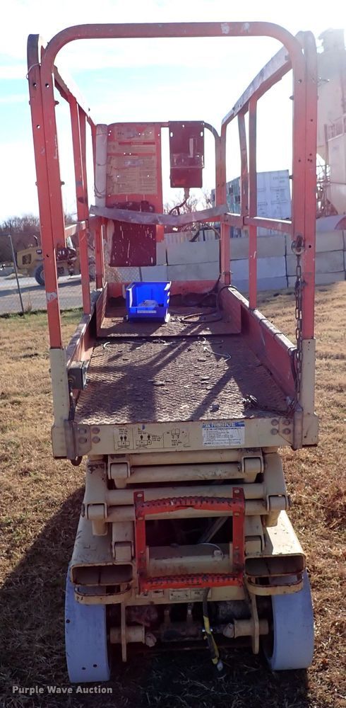 image for item IS9339 JLG 2032E2  scissor lift