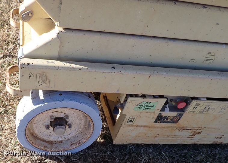 image for item IS9339 JLG 2032E2  scissor lift