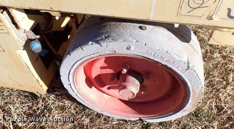 image for item IS9339 JLG 2032E2  scissor lift