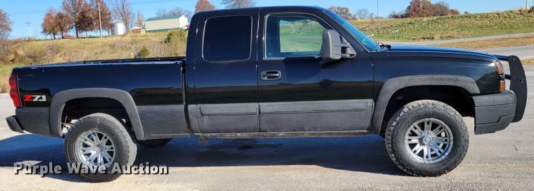 image for item IV9610 2005 Chevrolet Silverado 1500  Ext. Cab pickup truck