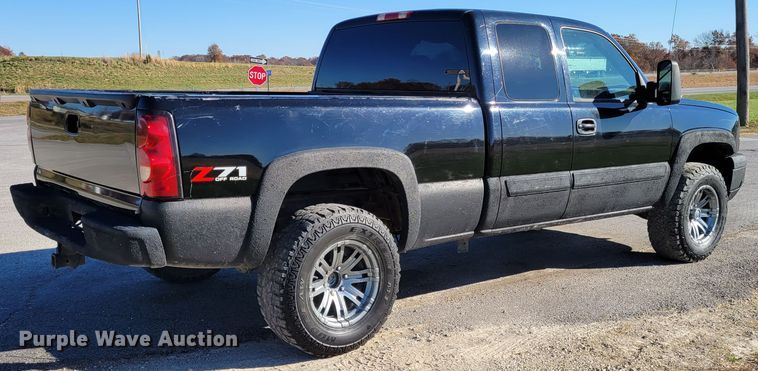 image for item IV9610 2005 Chevrolet Silverado 1500  Ext. Cab pickup truck