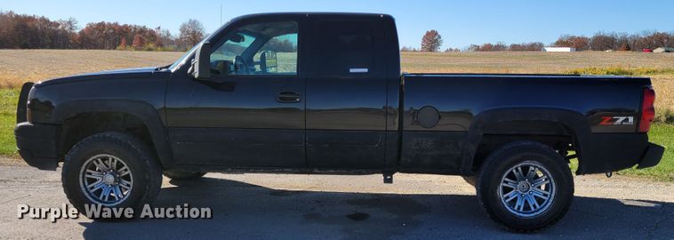 image for item IV9610 2005 Chevrolet Silverado 1500  Ext. Cab pickup truck