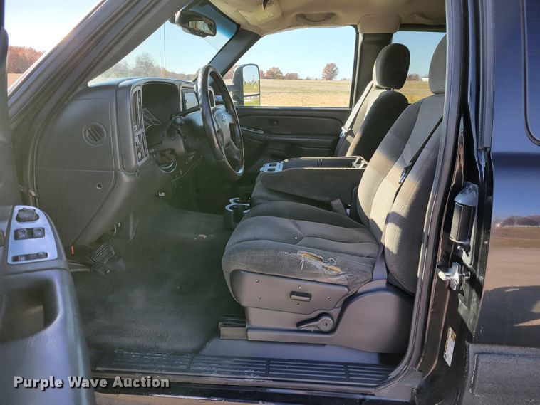 image for item IV9610 2005 Chevrolet Silverado 1500  Ext. Cab pickup truck