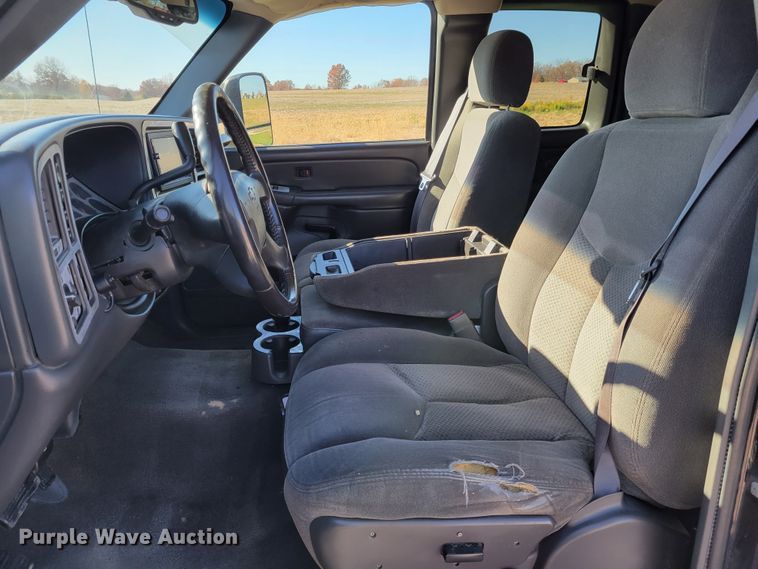 image for item IV9610 2005 Chevrolet Silverado 1500  Ext. Cab pickup truck