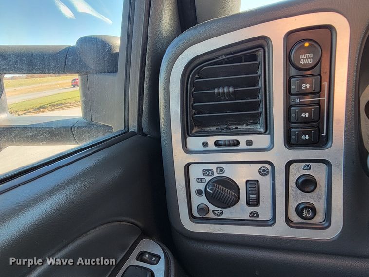 image for item IV9610 2005 Chevrolet Silverado 1500  Ext. Cab pickup truck