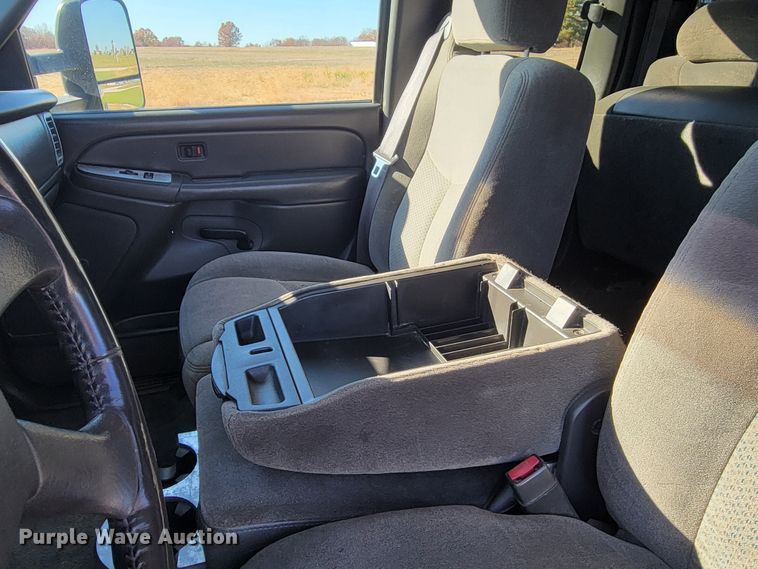 image for item IV9610 2005 Chevrolet Silverado 1500  Ext. Cab pickup truck