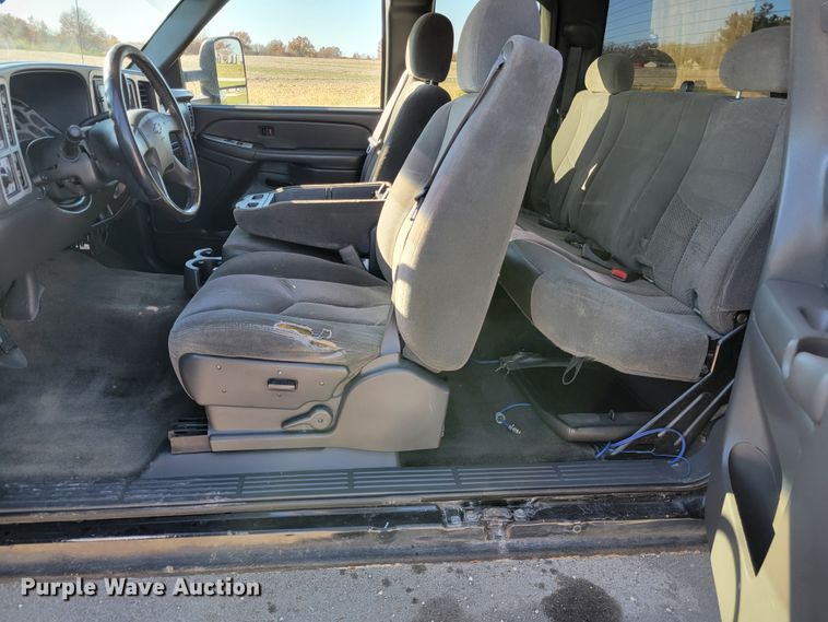 image for item IV9610 2005 Chevrolet Silverado 1500  Ext. Cab pickup truck