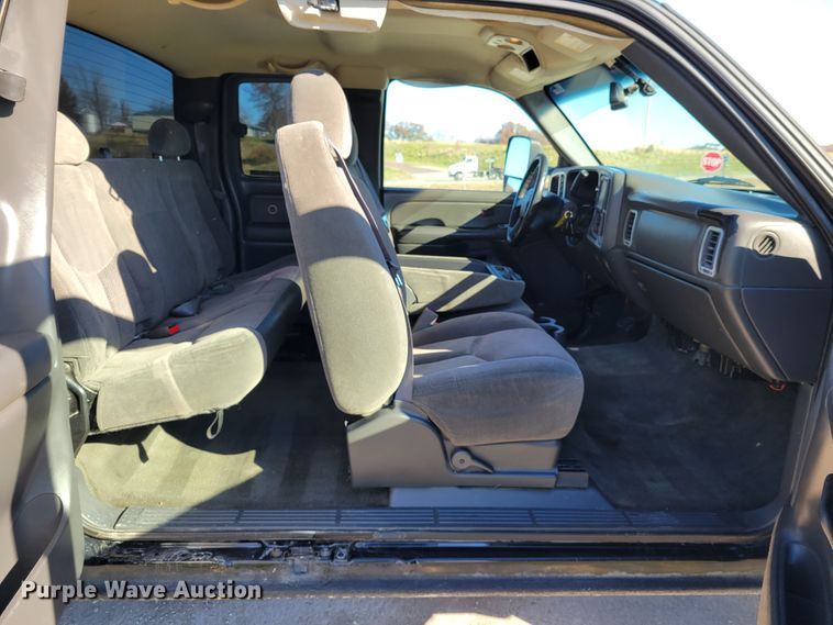 image for item IV9610 2005 Chevrolet Silverado 1500  Ext. Cab pickup truck