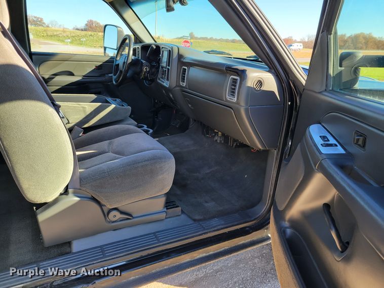 image for item IV9610 2005 Chevrolet Silverado 1500  Ext. Cab pickup truck