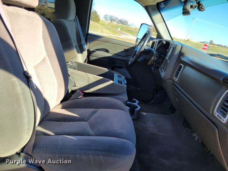 image for item IV9610 2005 Chevrolet Silverado 1500  Ext. Cab pickup truck