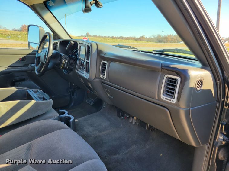 image for item IV9610 2005 Chevrolet Silverado 1500  Ext. Cab pickup truck