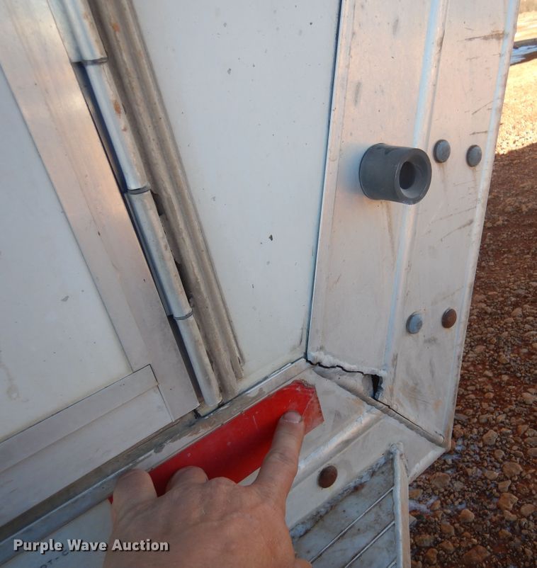 image for item JJ9734 2004 Kiefer Built Genesis X-480  livestock trailer