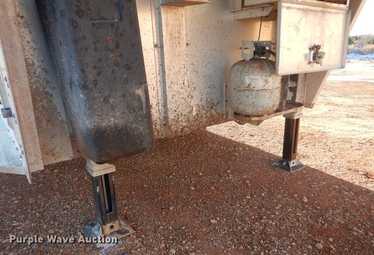 image for item JJ9734 2004 Kiefer Built Genesis X-480  livestock trailer