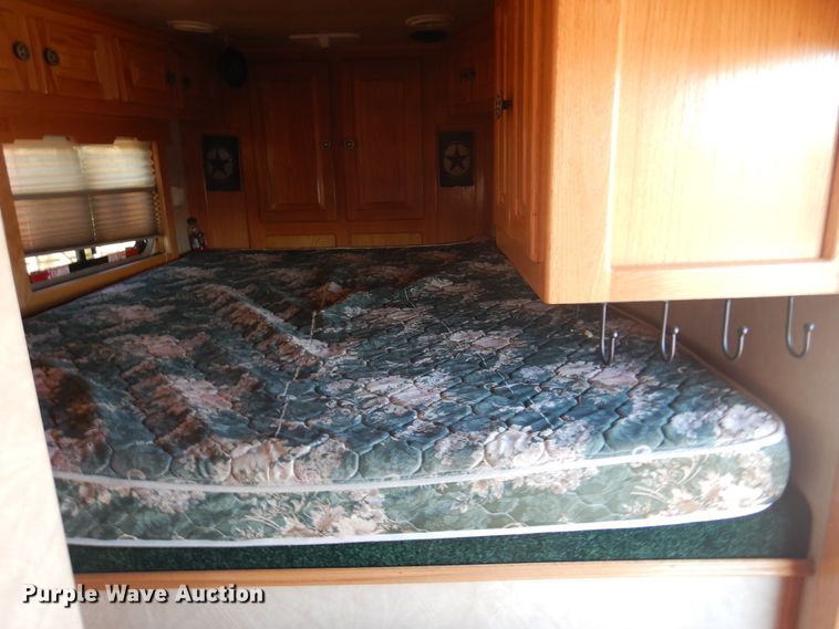 image for item JJ9734 2004 Kiefer Built Genesis X-480  livestock trailer