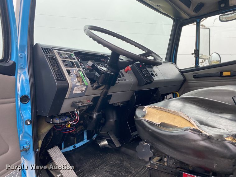 image for item JN9126 2005 Freightliner FL70  utility / service truck