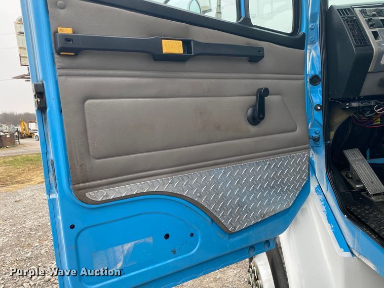 image for item JN9126 2005 Freightliner FL70  utility / service truck