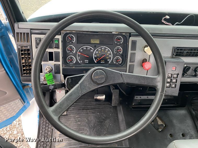 image for item JN9126 2005 Freightliner FL70  utility / service truck