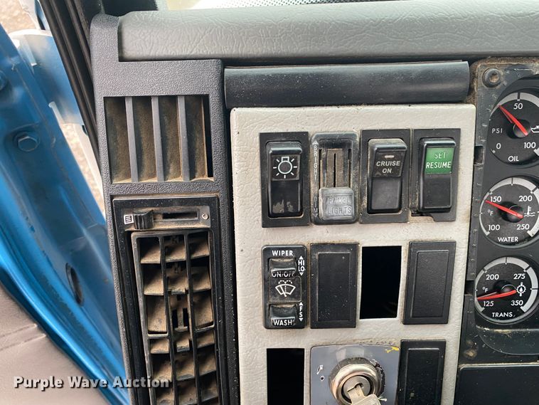 image for item JN9126 2005 Freightliner FL70  utility / service truck