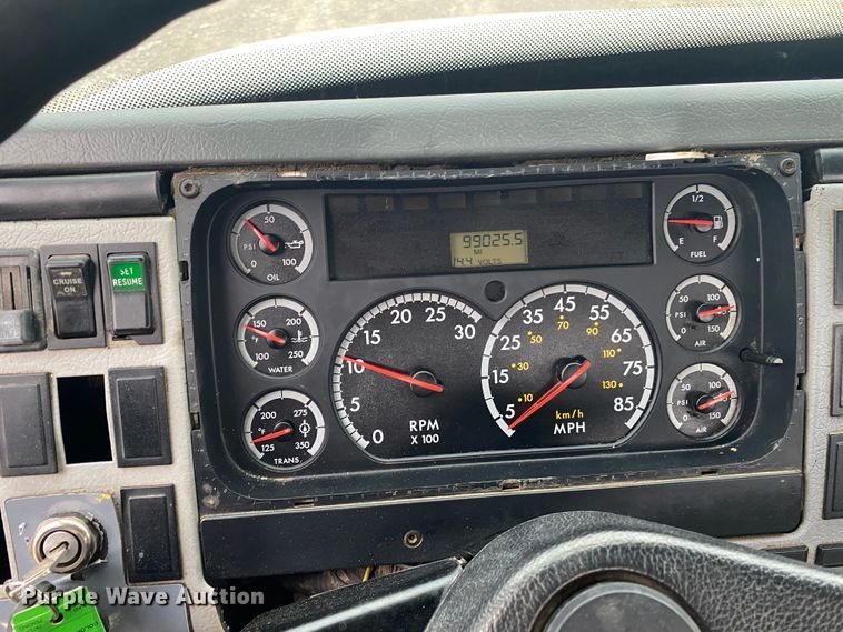 image for item JN9126 2005 Freightliner FL70  utility / service truck