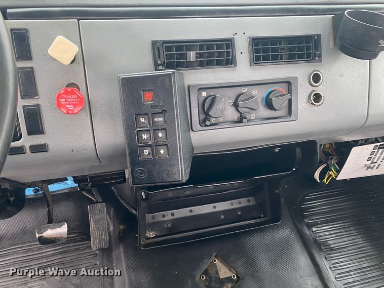 image for item JN9126 2005 Freightliner FL70  utility / service truck