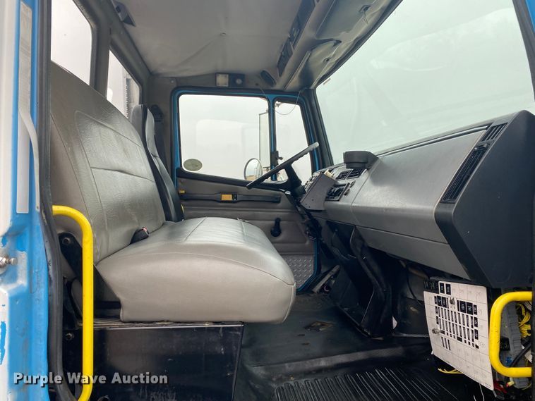 image for item JN9126 2005 Freightliner FL70  utility / service truck