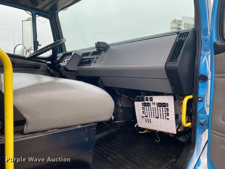 image for item JN9126 2005 Freightliner FL70  utility / service truck