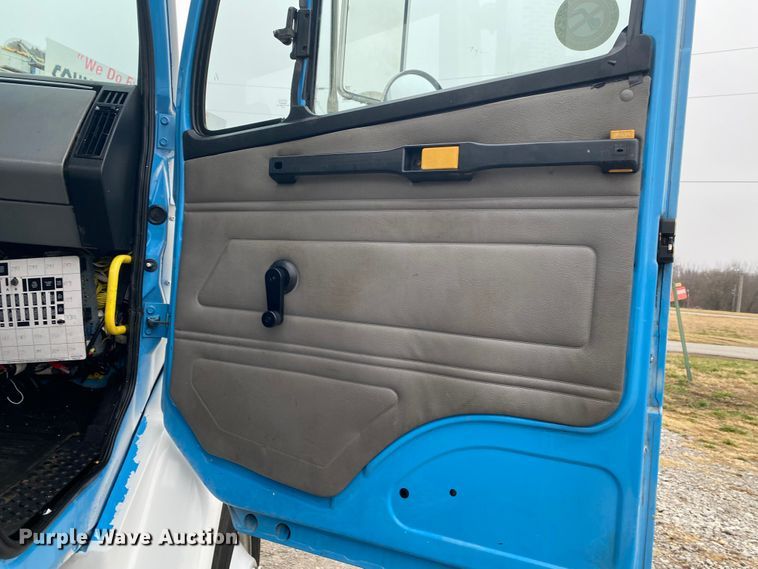 image for item JN9126 2005 Freightliner FL70  utility / service truck