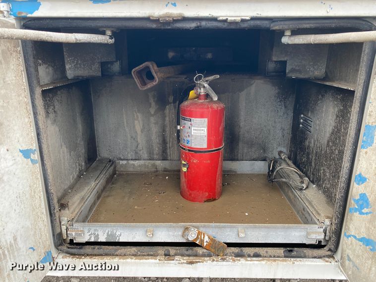 image for item JN9126 2005 Freightliner FL70  utility / service truck