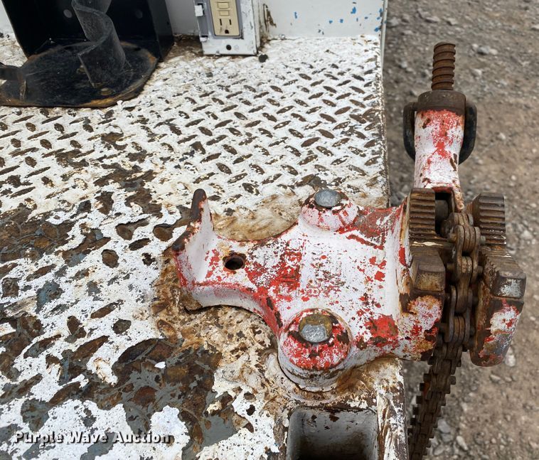 image for item JN9126 2005 Freightliner FL70  utility / service truck